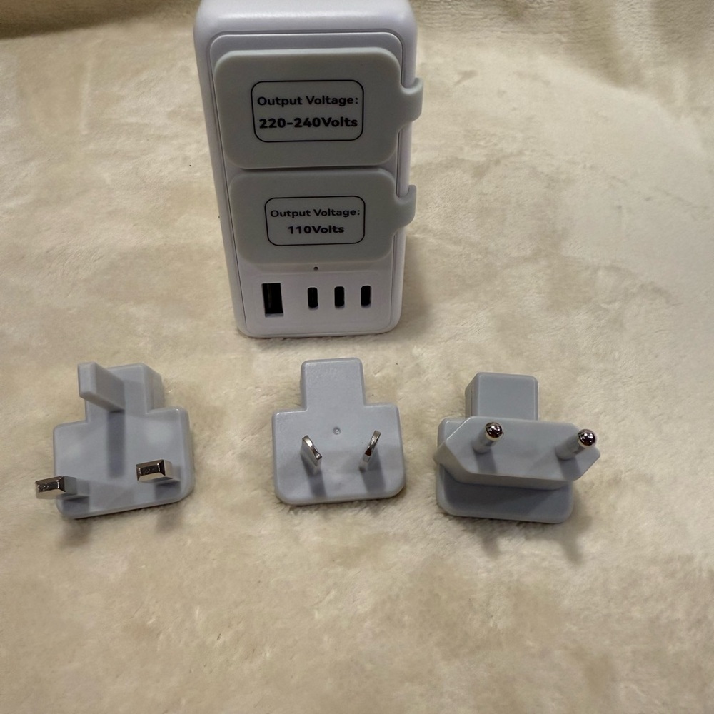 NIB Mapambo 220V to 110V Voltage Converter US to Europe with 2 USB Port 2 USB C
